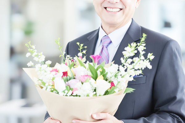 定年退職で花束をもらう男性